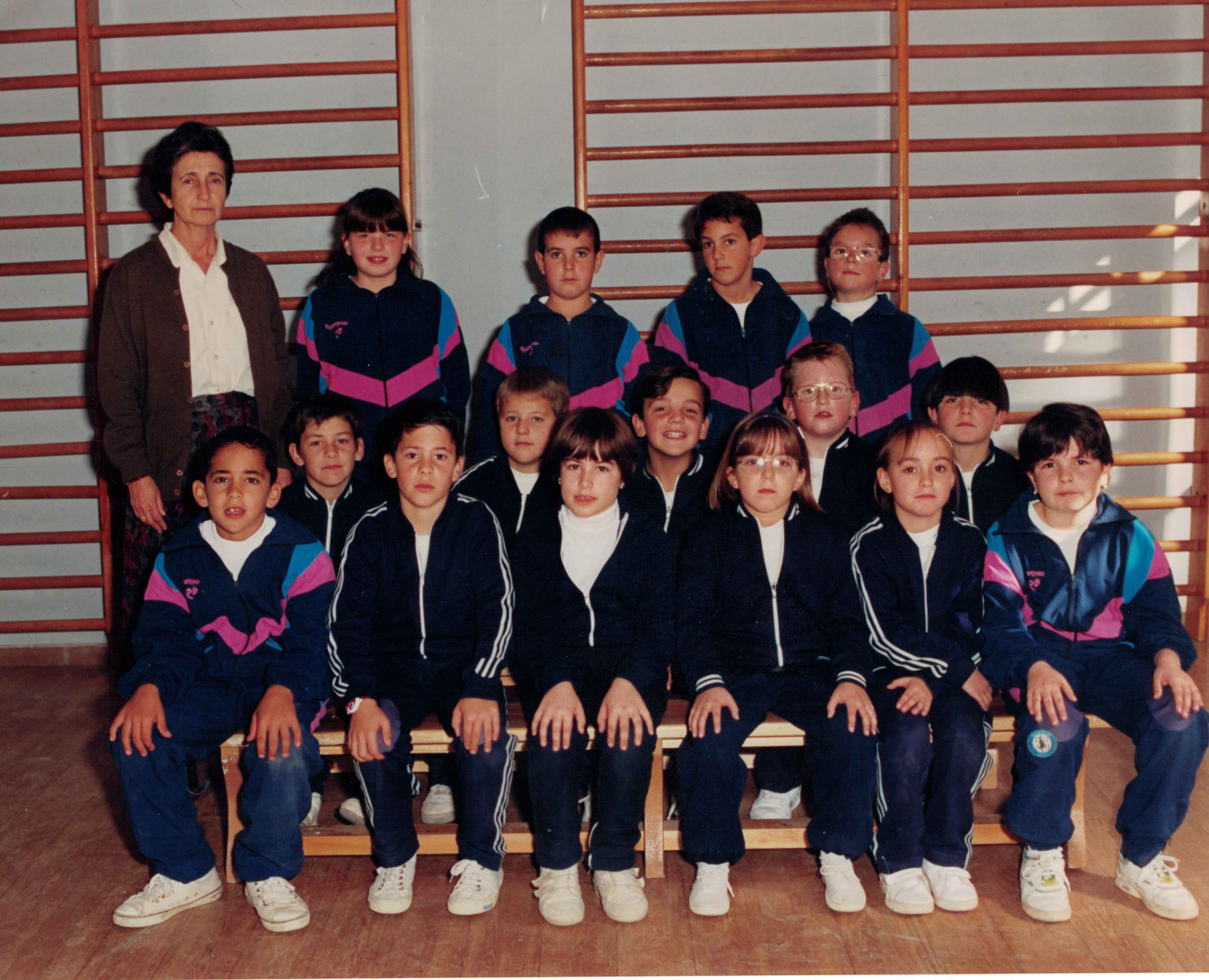 Hacia 1985 Colegiales en gimnasia con Mercedes Mtez